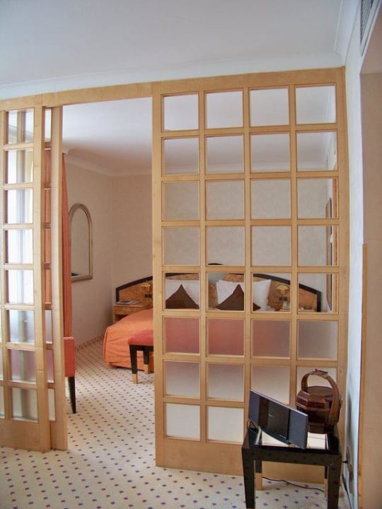 Blick von der Sitzecke zum Bett Hotel Palace Berlin