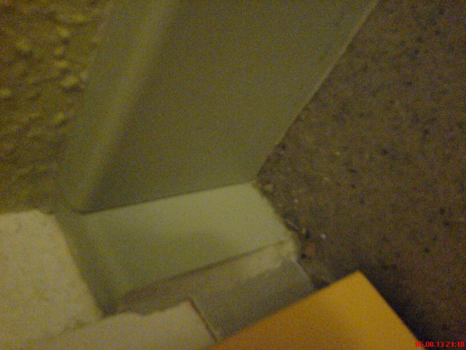 Boden hinter der Eingangstüre mit Krümeln ibis budget Salzburg Airport