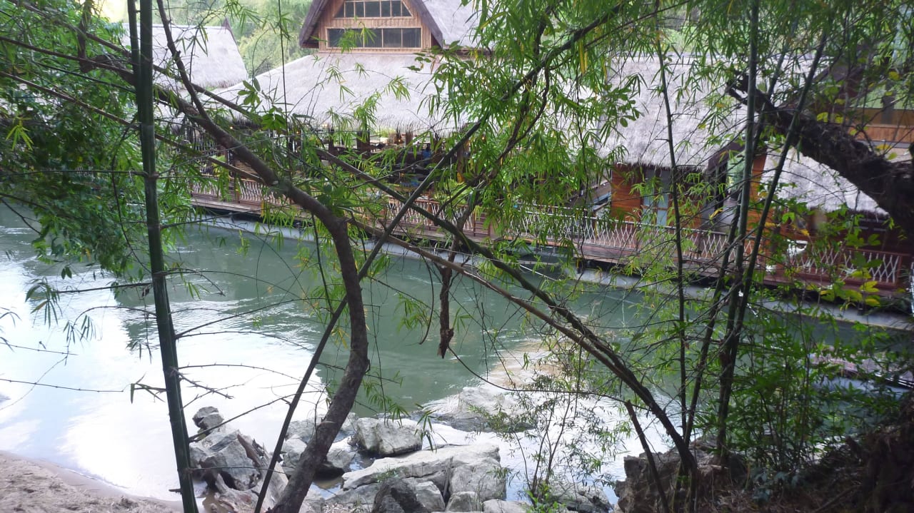 Die Rückseite des Hotels The Float House River Kwai