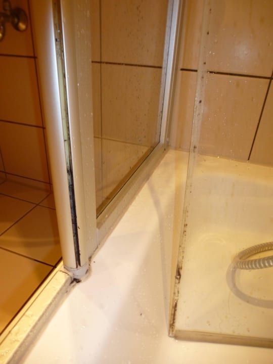 Schimmelige Stellen in der Duschkabine Hotel Traube am See