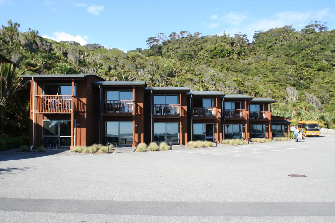 Außenansicht strandnaher Hotelkomplex Punakaiki Resort