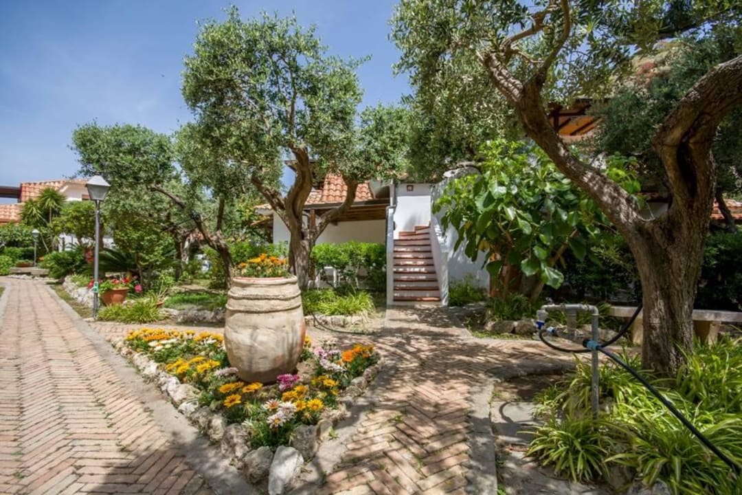 Unser wunderschoener Garten Le Roccette Mare Beach Hotel & Restaurant
