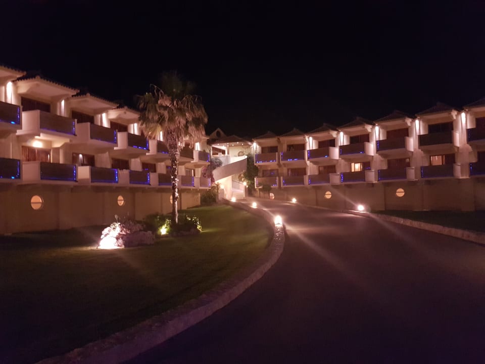 Unser Zimmer bei Nacht... Hotel Kalithea Horizon Royal
