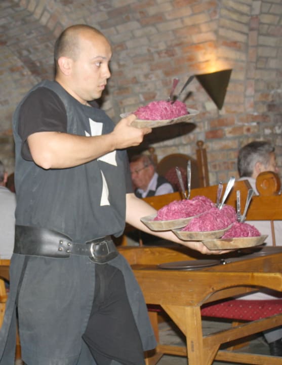 Im Kellergewölbe Ritteressen  Hotel Kapitany Wellness