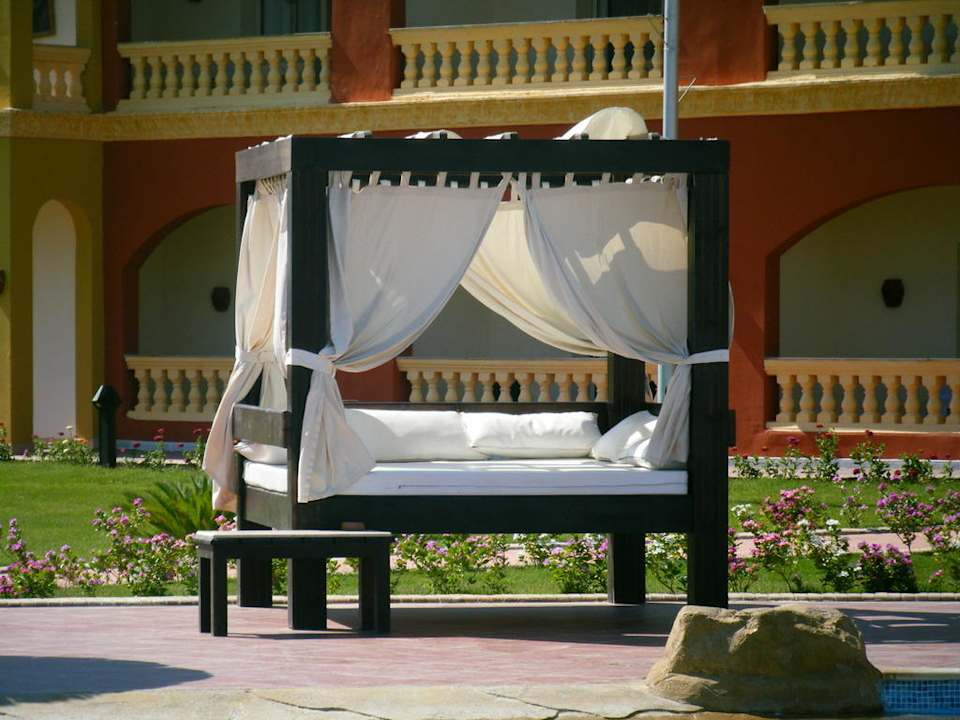 Traumhafte Liege am Kinderpool Pickalbatros Alf Leila Wa Leila Resort - Neverland Hurghada