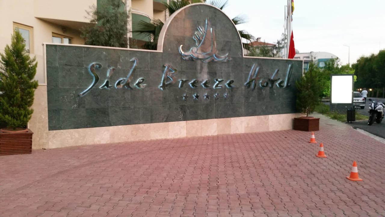 Hoteleingang Side Breeze Hotel