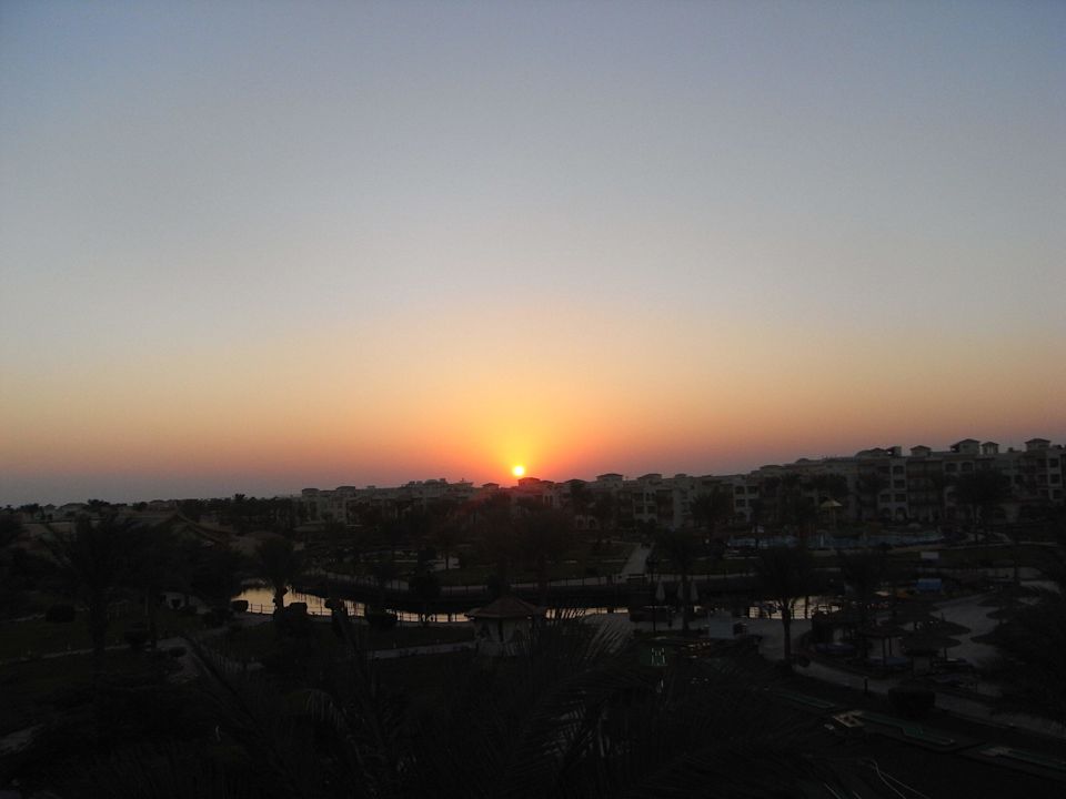 Sonnenaufgang über der Hotelanlage Pickalbatros Dana Beach Resort - Hurghada