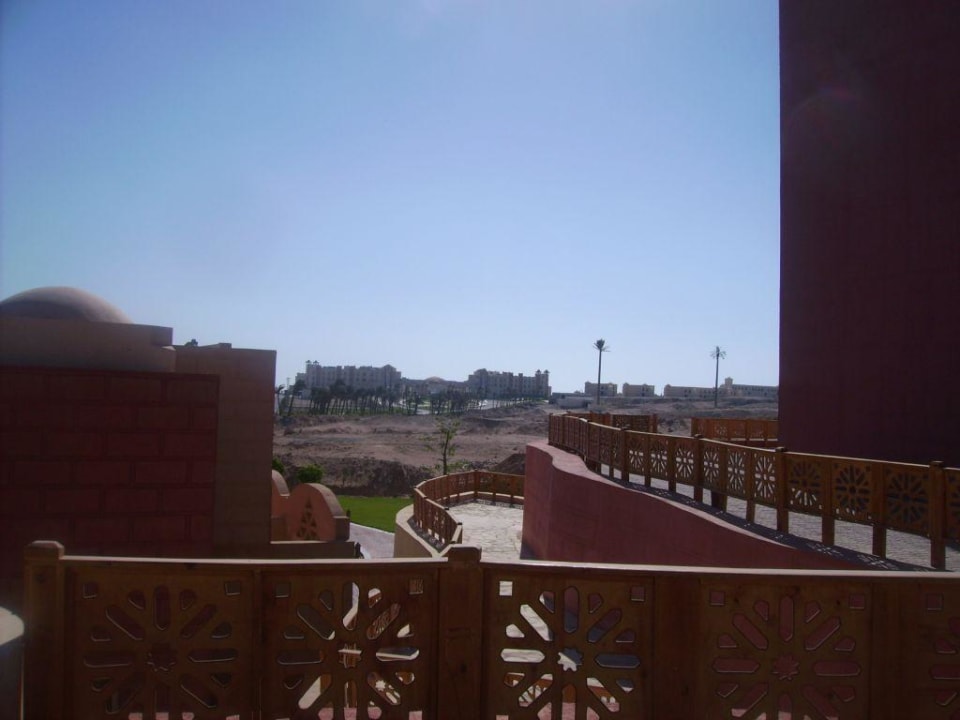 Blick vom Economy Zimmer zum Hauptgebäude Serenity Alpha Beach