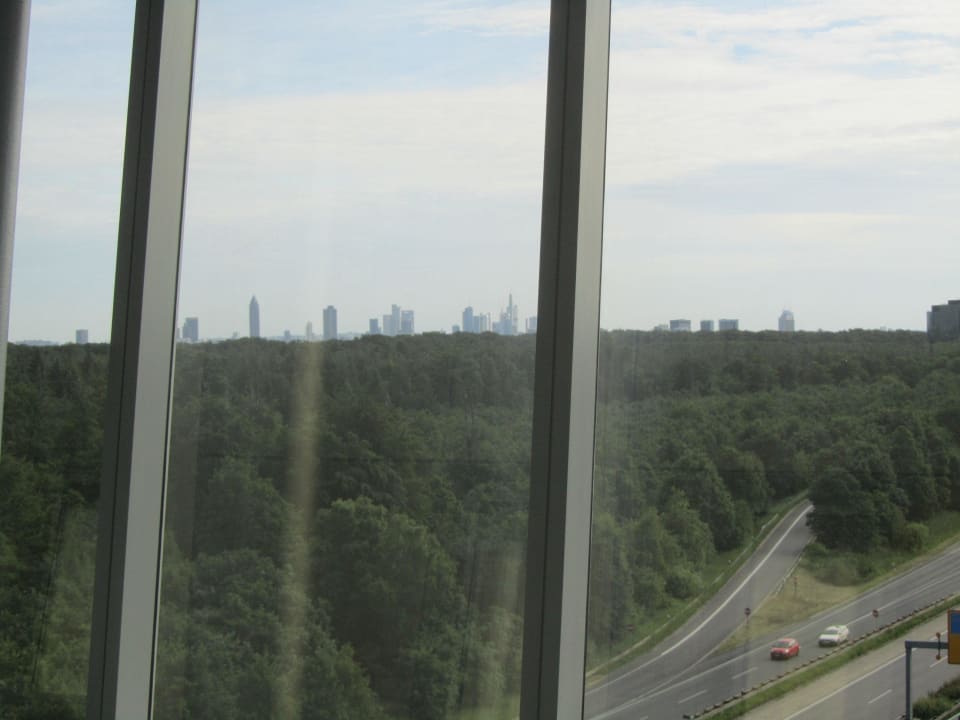 Ausblick auf den Wald und Frankfurt Skyline Hilton Frankfurt Airport