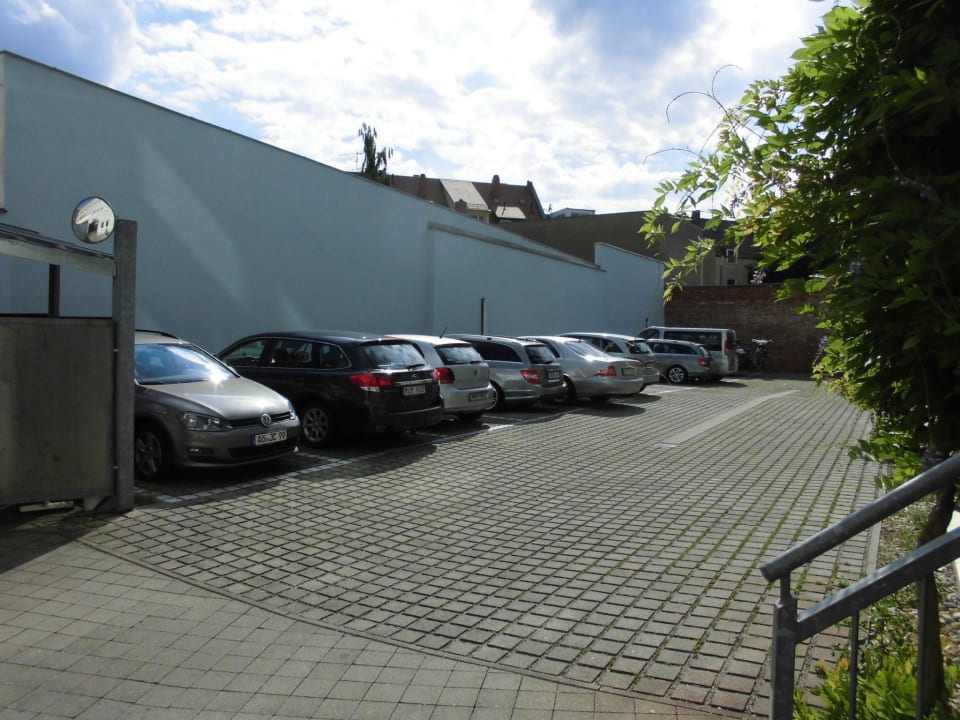 Die teuern Parkplätze ( 12 €) Leonardo Hotel Nürnberg