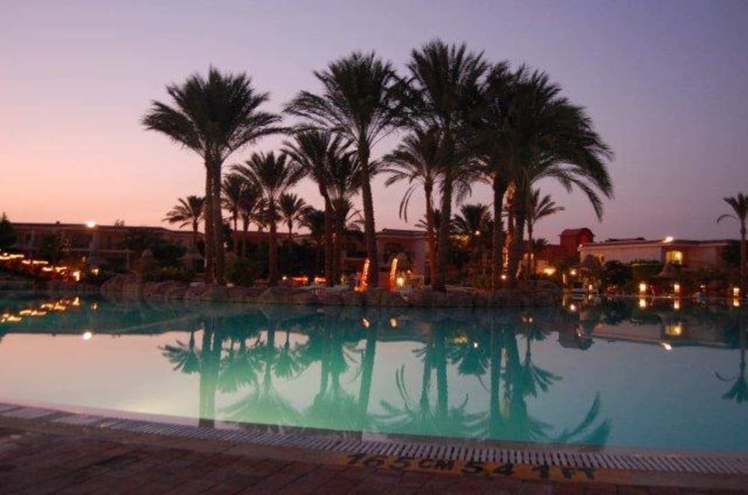 Basen nocą Parrotel Beach Resort