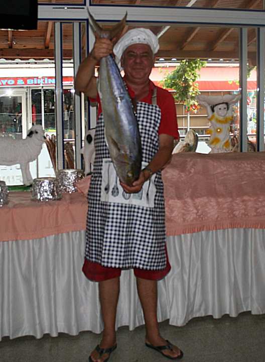 Muhsin mit dem Fisch den es heute abend gibt Hotel Peine