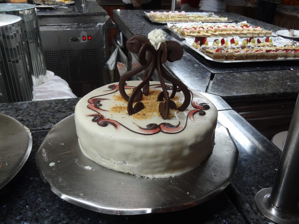 Ohne Worte, geile Torte Hotel El Mouradi Djerba Menzel