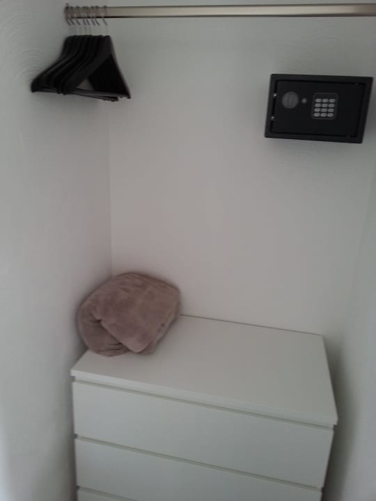 "Schrank" mit Safe Gästehaus Haus am Kipp
