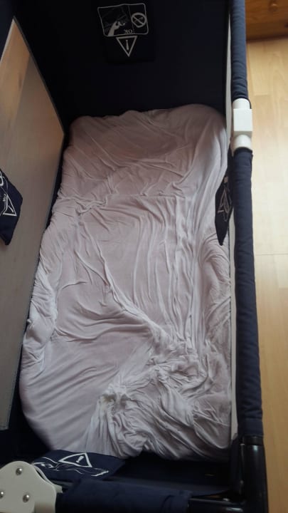 Reisebett mit mehreren Decken damit meine Tochter  Hotel Düne Süd