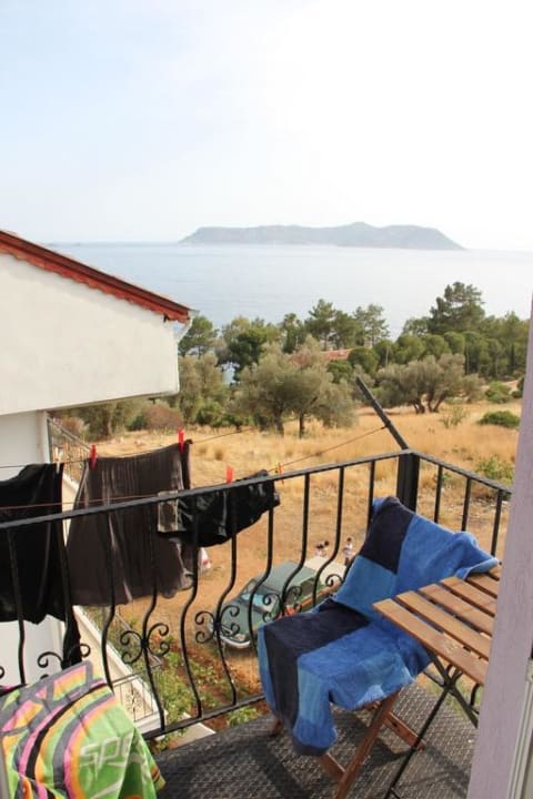 Blick aus dem Zimmer auf den Balkon und das Meer Hotel Hideaway