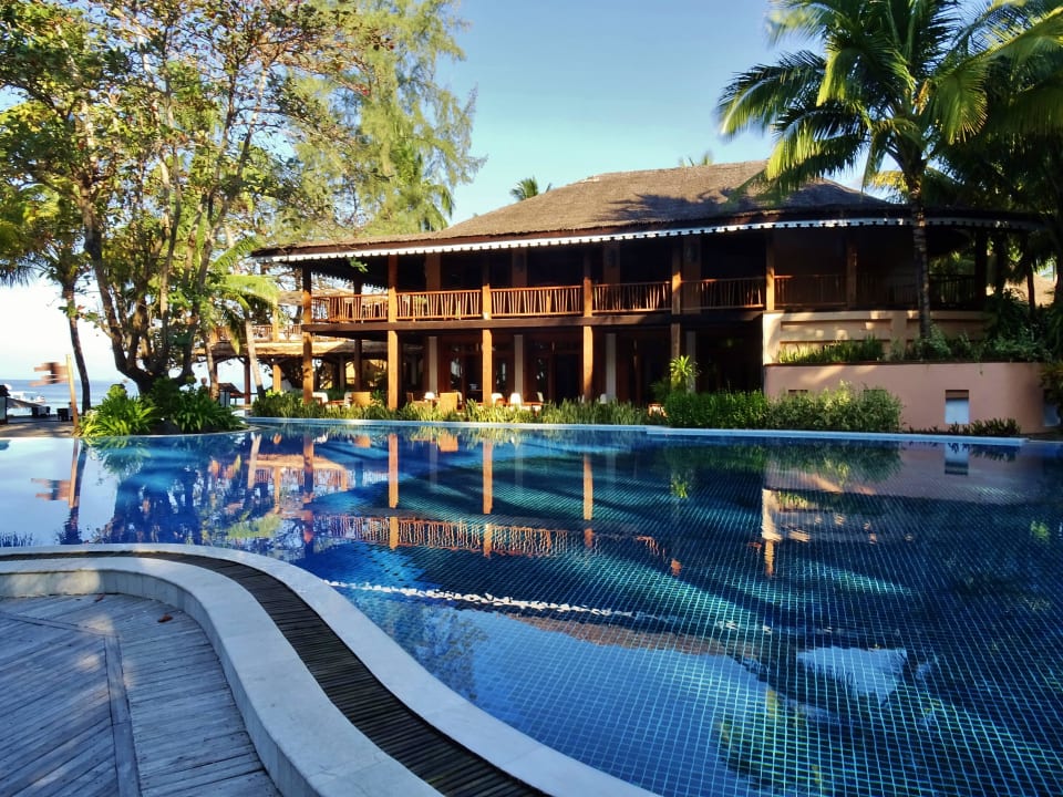 Pool mit Nebengebäude u. Bar Hotel Sandoway Resort