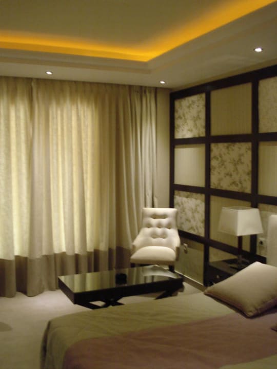 Doppelzimmer mit indirekter Deckenbeleutung  Hotel Theartemis Palace
