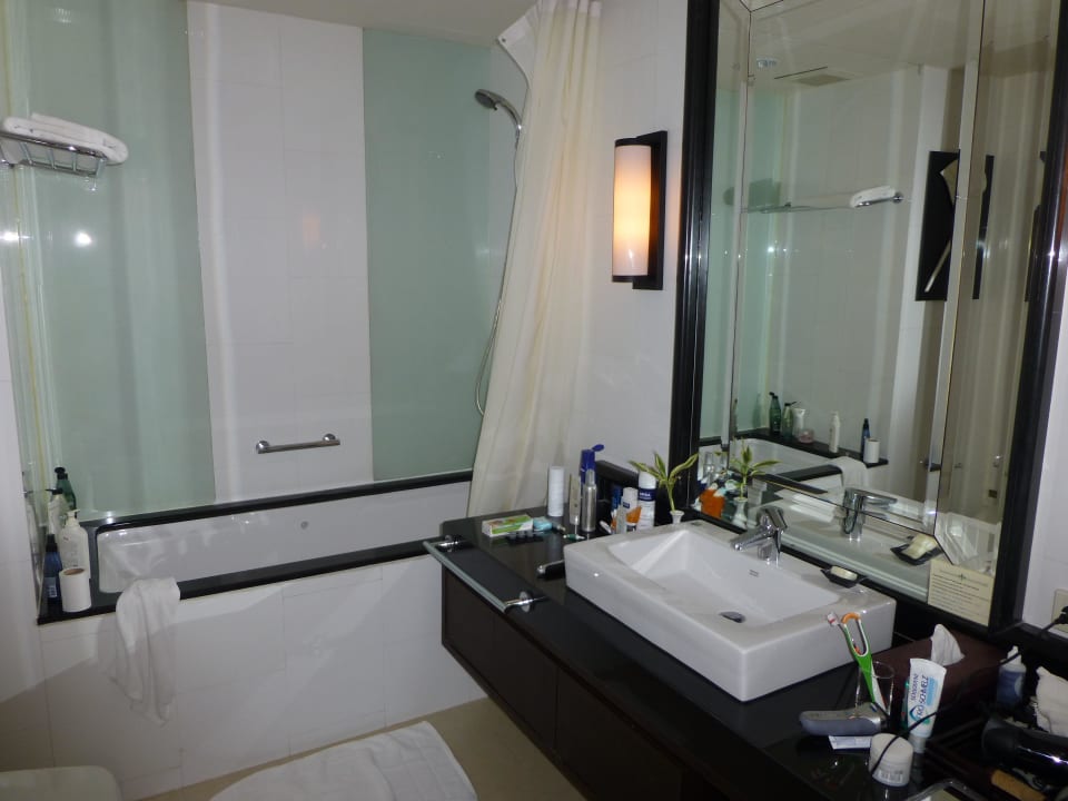 Bad mit viel Ablagemöglichkeit Hotel Saladaeng Colonnade