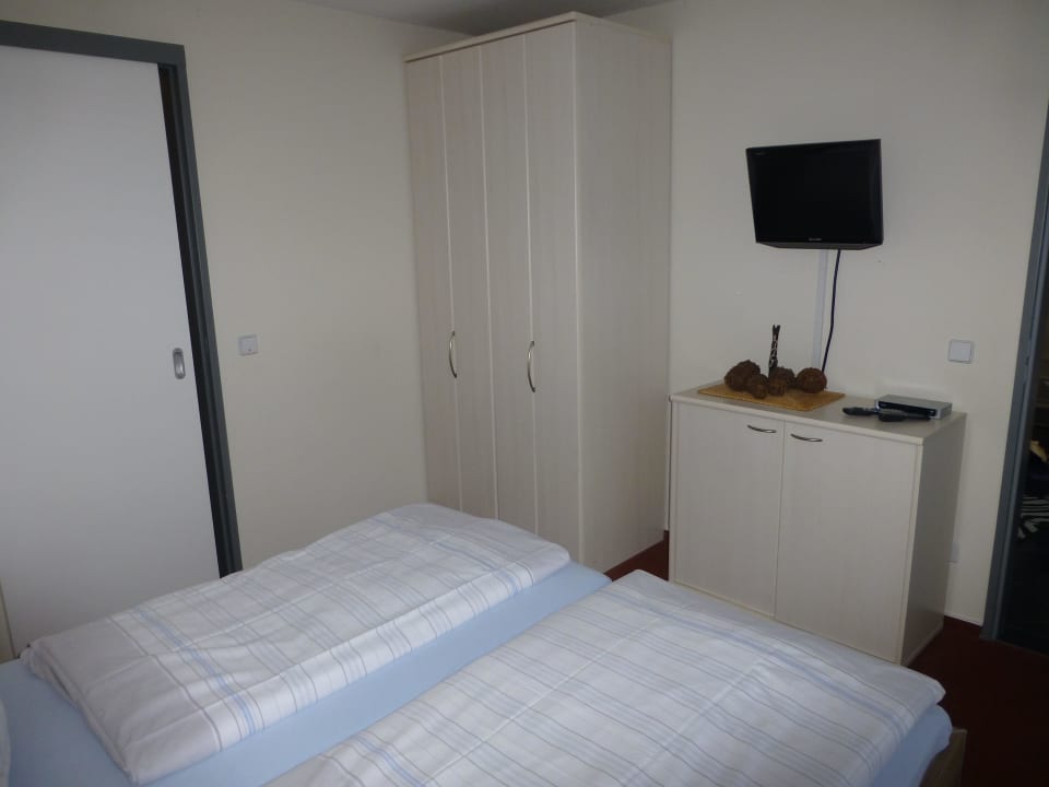 Schlafzimmer mit FLat TV Ferienpark Müritz