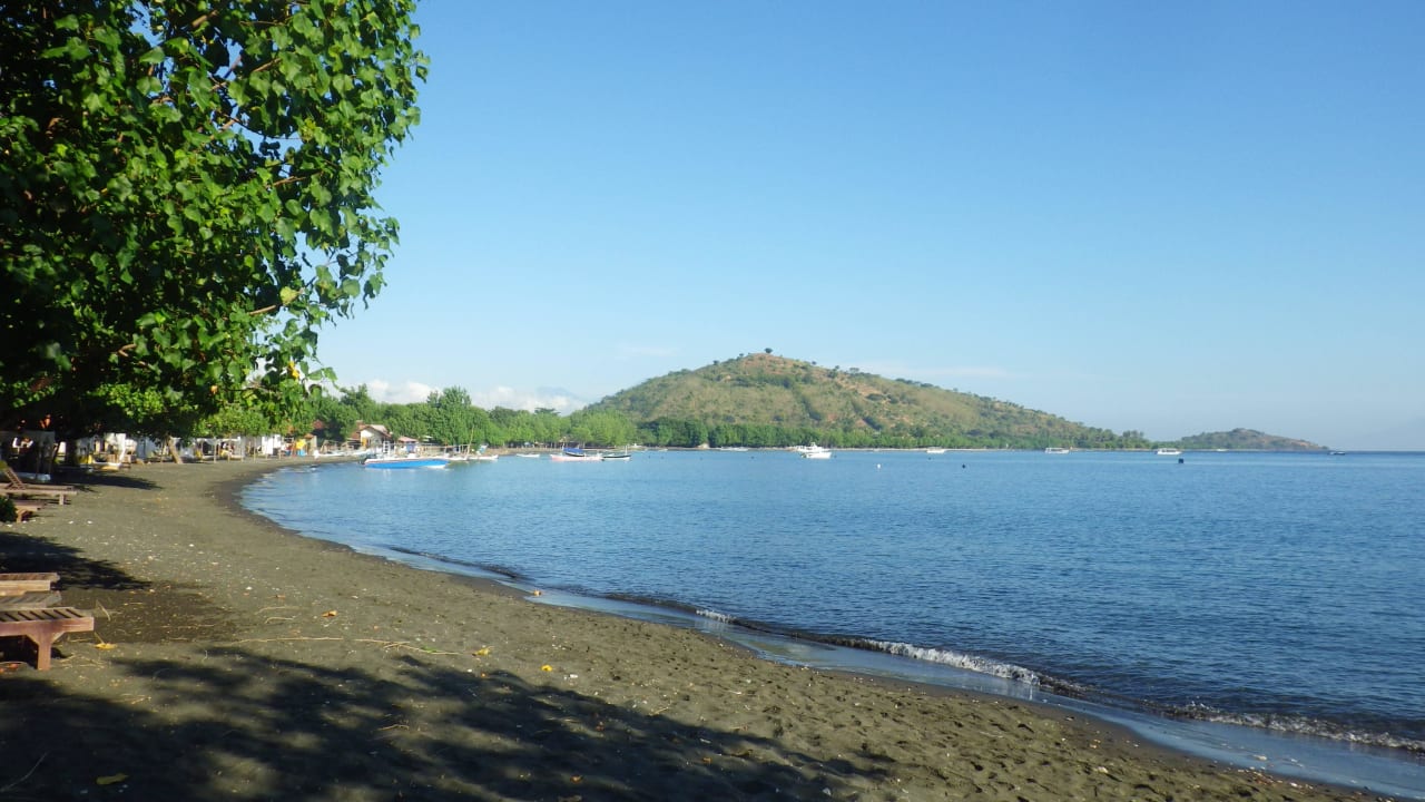 Dunkler Sandstrand Adi Assri Beach Resort & Spa Pemuteran