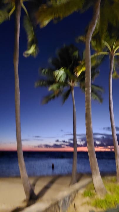 Strand Waikiki Beachside Hostel