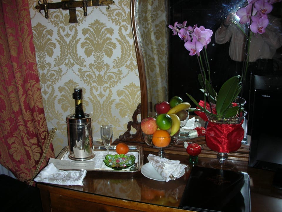 Willkommensgruss: Spumante, Orchideen, Früchte Hotel Palazzo Abadessa