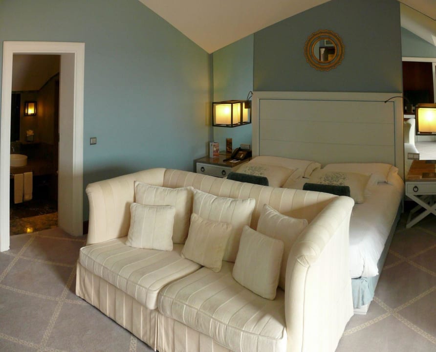 Doppelzimmer; das Bad liegt links etwas tiefer Grande Real Villa Italia