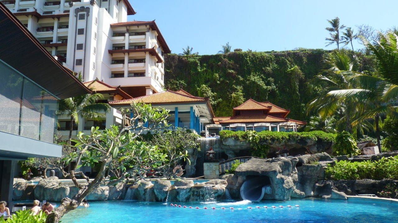 Pool mit kleiner Wasserrutsche Hilton Bali Resort