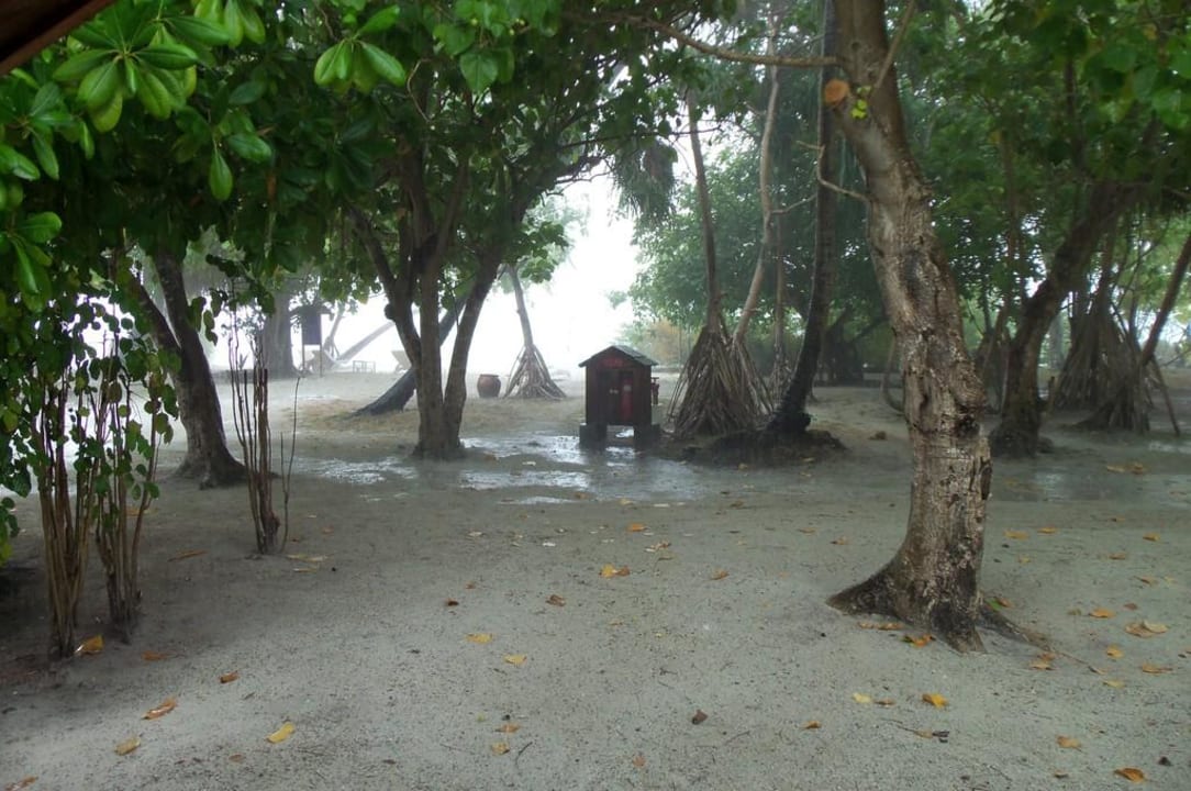 Gewitter im Paradies Meeru Maldives Resort Island