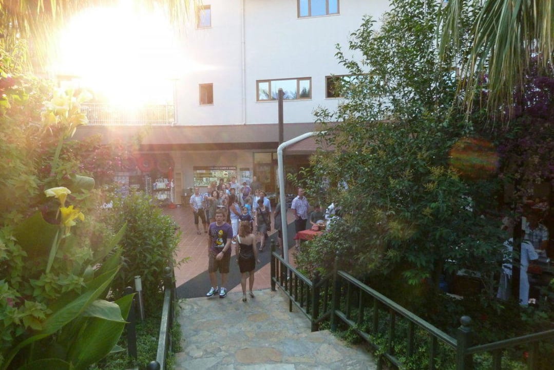 Schlange stehen ab 19:30 Uhr.. Hane Family Resort