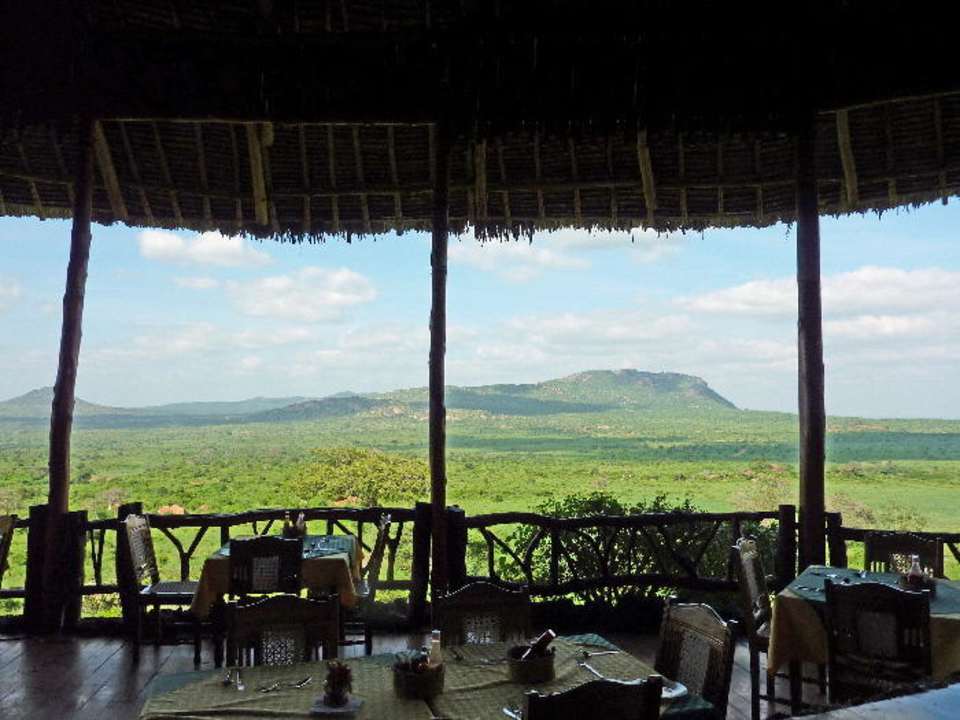 Bei diesem Ausblick schmeckt es gleich besser Rhino Valley Lodge