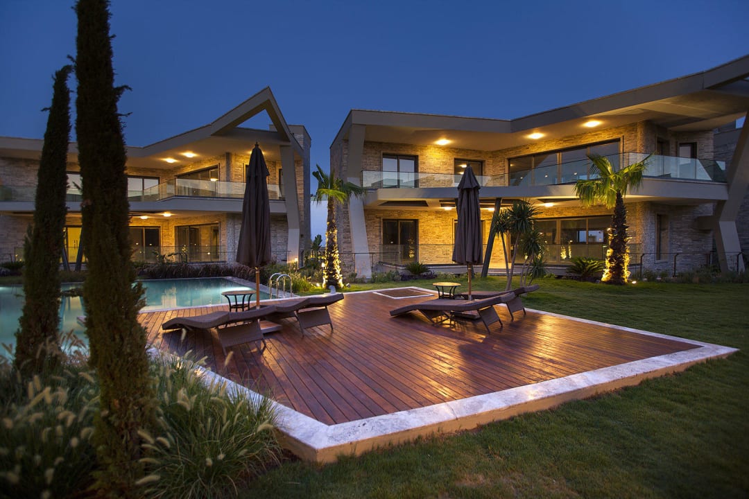 RetrON Garden @night  RetrON Residence