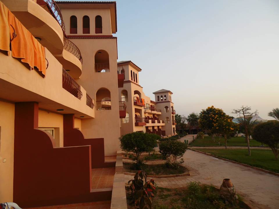 Der weg zum Strand/Kidsclub Pensée Royal Garden Beach Resort