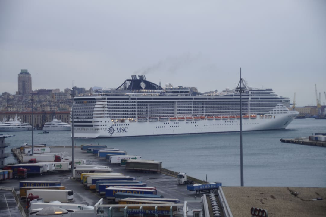 Ausblick Hotel Holiday Inn Genoa City