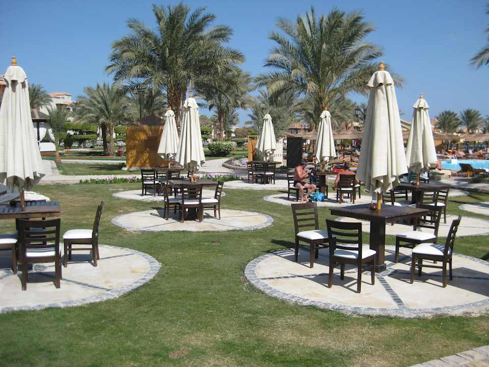 Sitzgelegenheiten an der neuen Poolbar Pickalbatros Dana Beach Resort - Hurghada