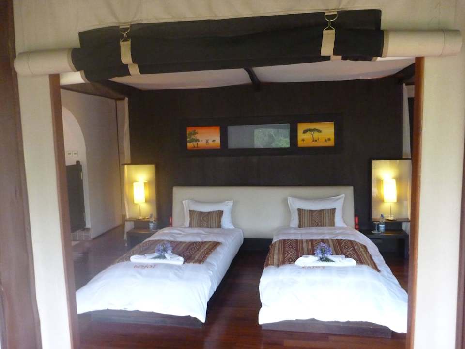 Zwiajana sciana od tarasu - widok na lozka. Lodge Ngerende Island