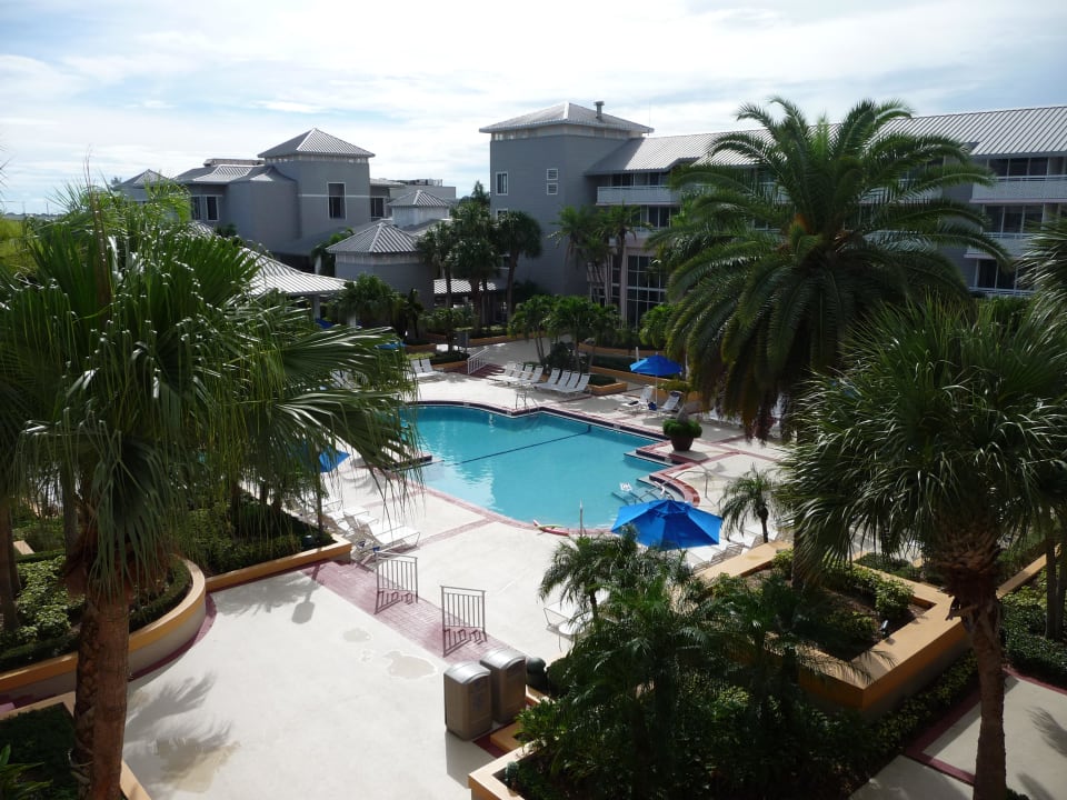 Der Pool und ein Flügel vom Hotel Hutchinson Island Marriott Beach Resort & Marina