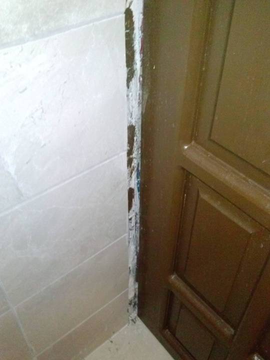 Tür war nur zur Hälfte zum Öffen. La Finca Marina