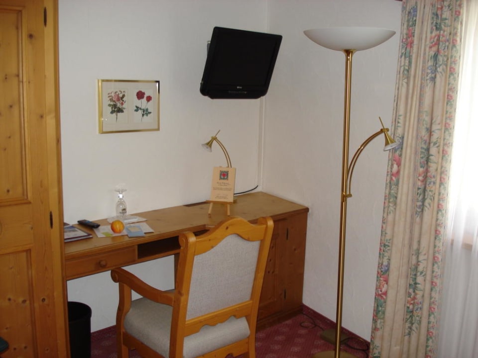 Arbeitsbereich im Zimmer Sunstar Hotel Klosters