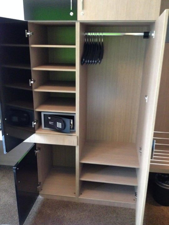 Kleiderschrank (geöffnet) Holiday Inn - the niu, Fusion Hamburg St. Georg