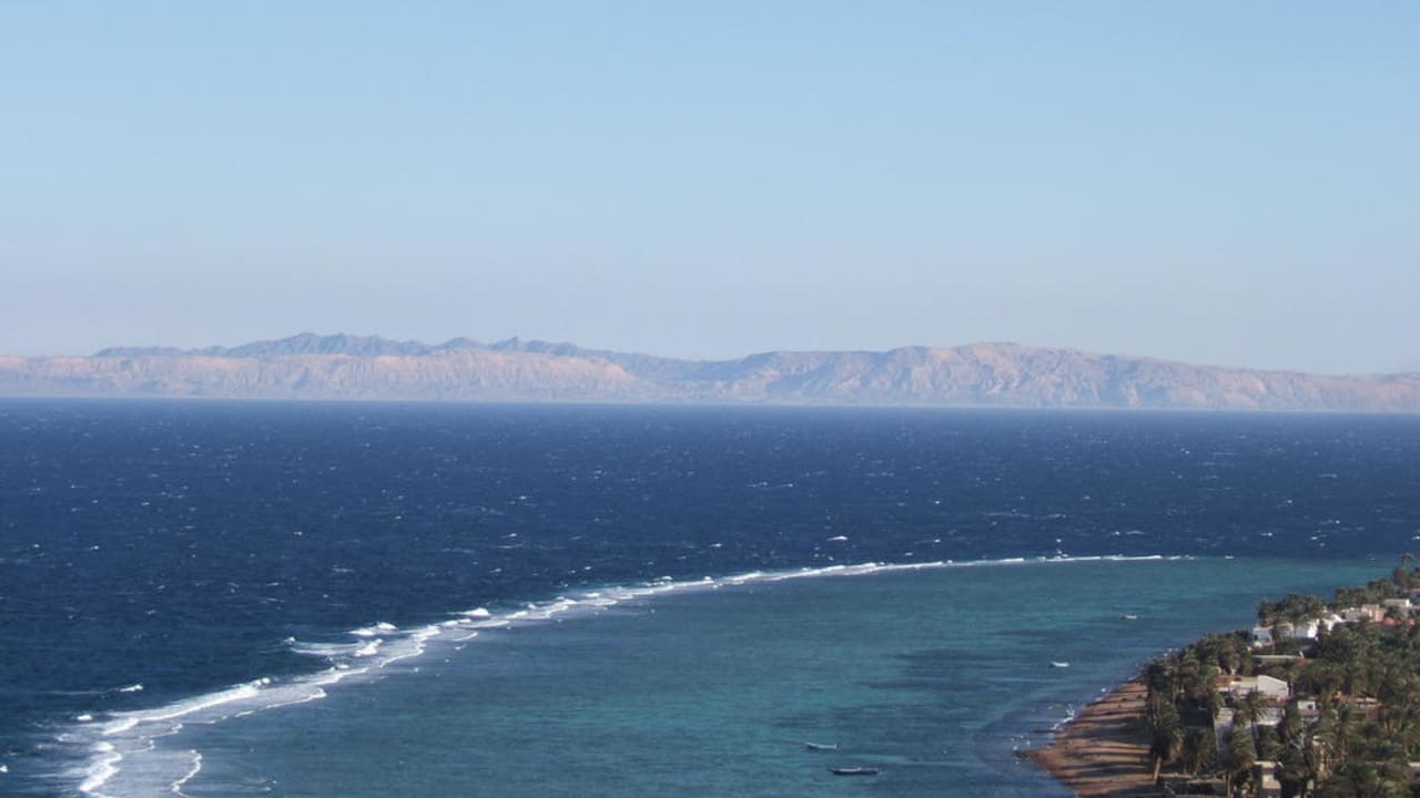 Blick vom Hausberg an die Küste Dahabs Bedouin Moon Hotel