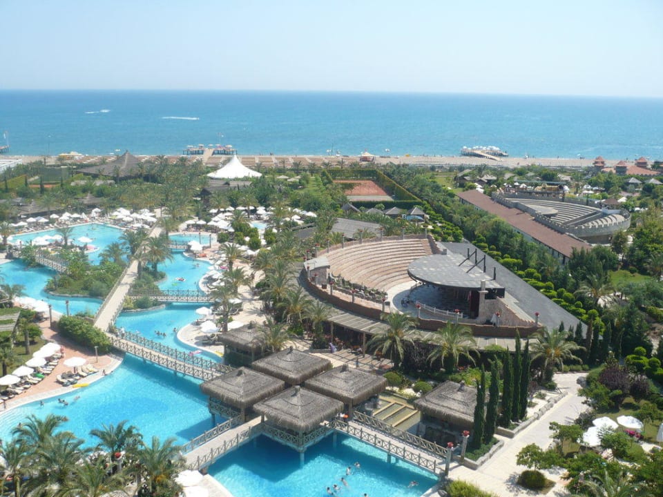 Blick zum Pool Royal Wings Hotel