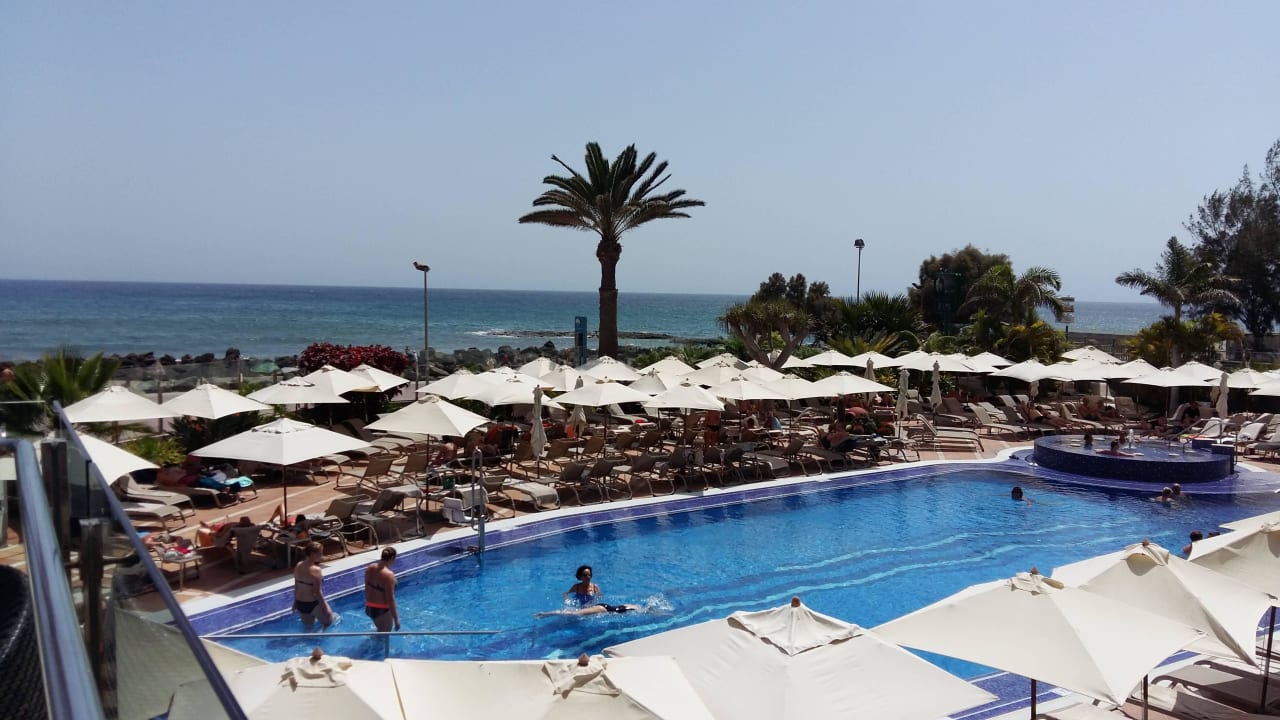Ausblick von Hotelterrasse hinter Rezeption Hotel Faro, a Lopesan Collection Hotel