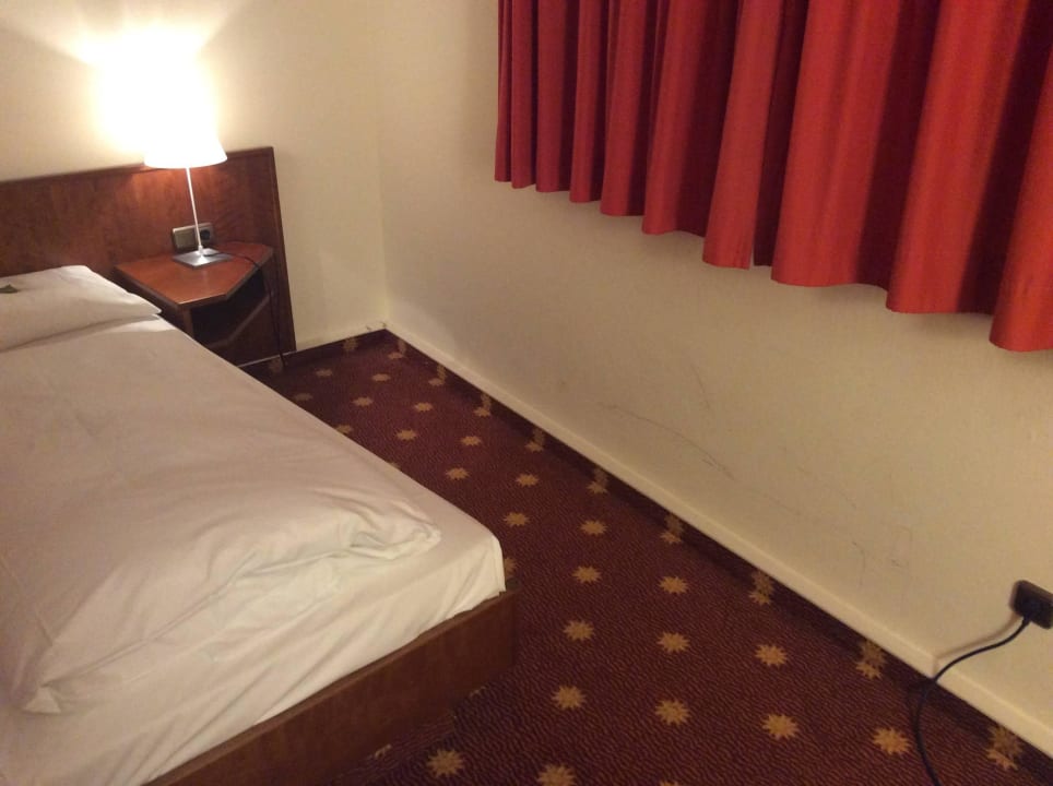 Verschlissen und schmutzig Hotel Die kleine Sonne
