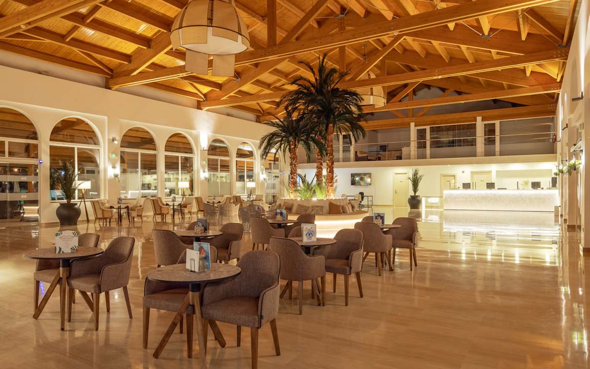 Lobby Ilunion Sancti Petri