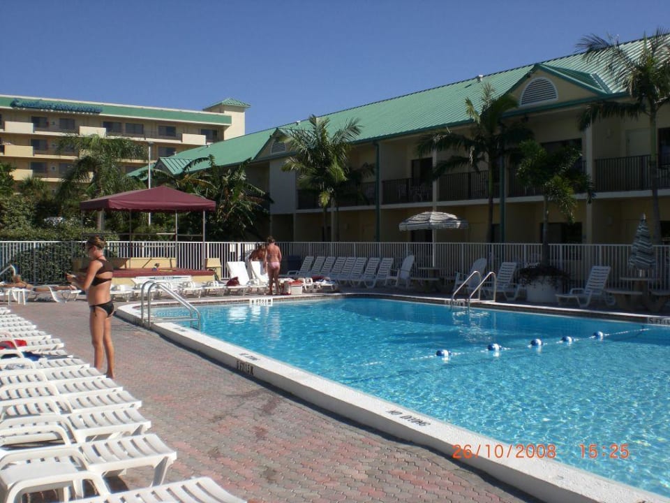 Pool Beachside Hotel and Suites