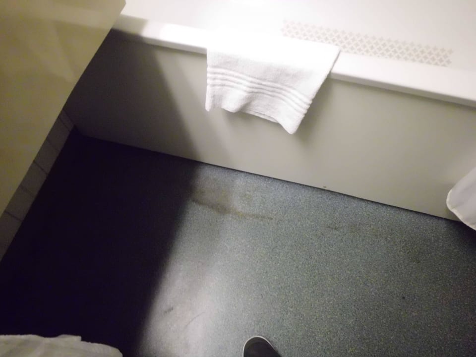Großer Fleck auf dem Badezimmerboden Leonardo Hotel Verona