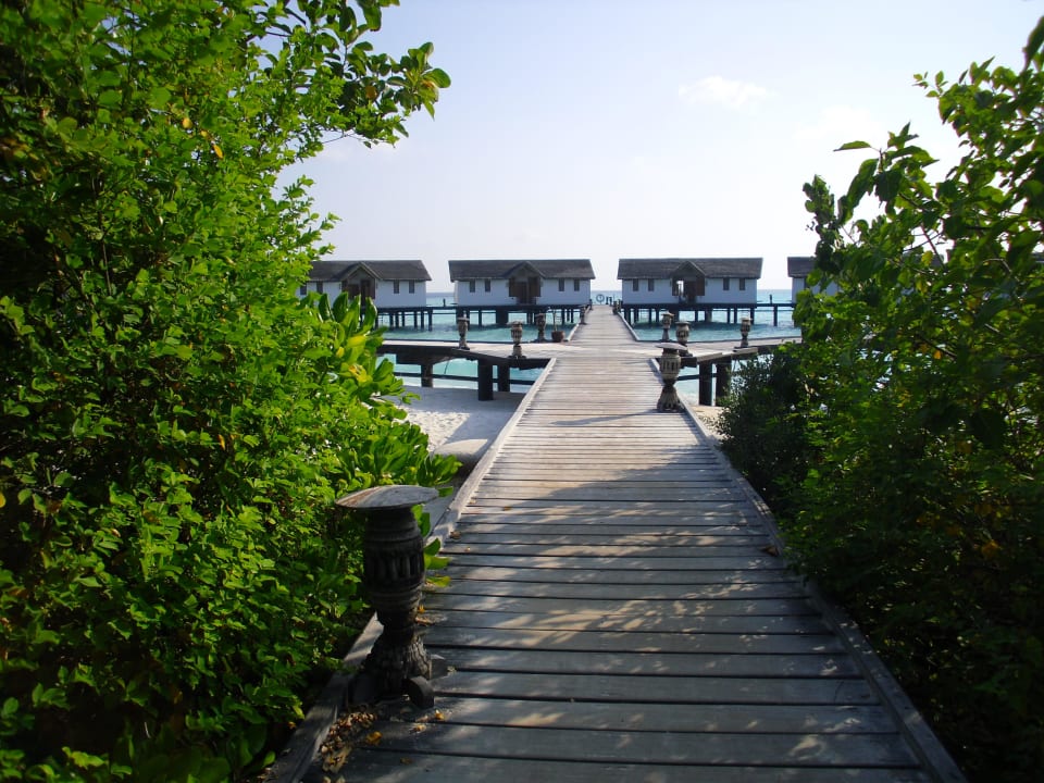 Weg zu den Wasserbungalows NH Collection Maldives Reethi Resort
