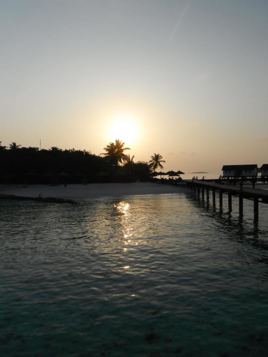 Abendstimmung bei den Wasserbungalows NH Collection Maldives Reethi Resort